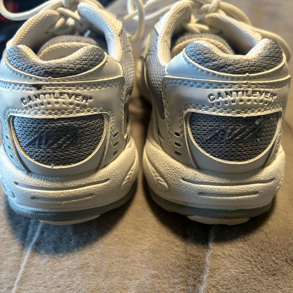 Avia Classic White and Gray Athletic Shoes 👟 - Picture 3 of 6